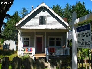 Property Photo:  642 8th St  OR 97138 