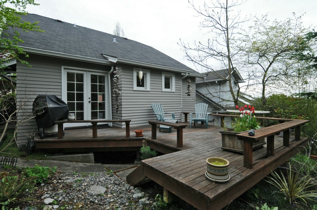 Property Photo:  517 N 70th St  WA 98103 