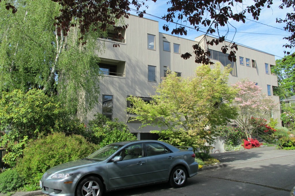 Property Photo:  2101 Nob Hill Ave N 2A  WA 98109 