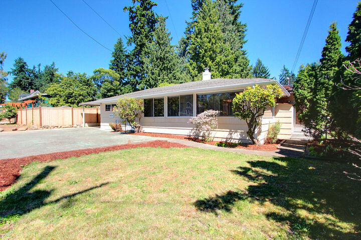 Property Photo:  18542 Ashworth Ave N  WA 98133 