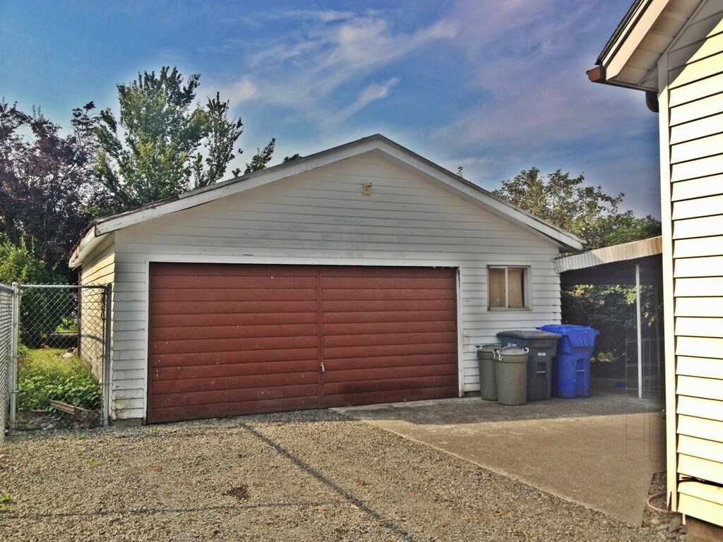Property Photo: 1437 E Main St WA 98321