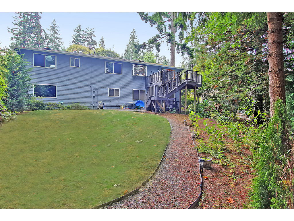 Property Photo:  230 Capella Dr NW  WA 98027 