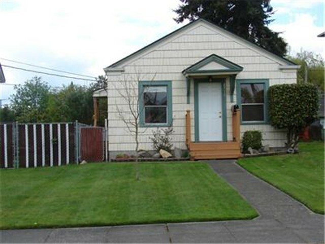 Property Photo:  2716 Baker Ave  WA 98201 