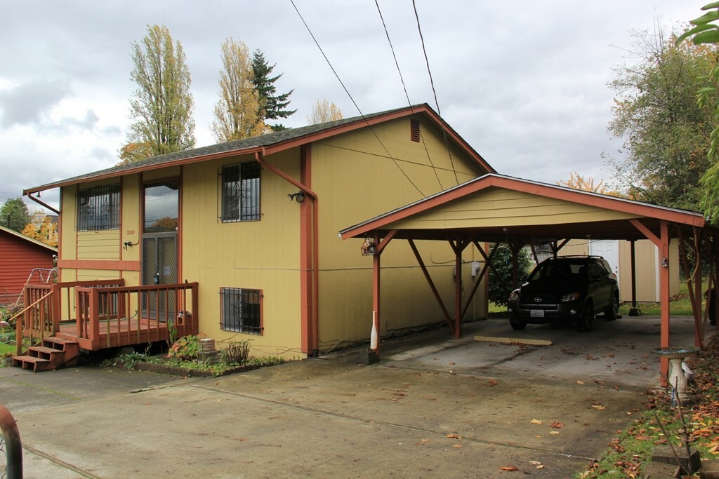 Property Photo:  2919 S Hudson St  WA 98108 