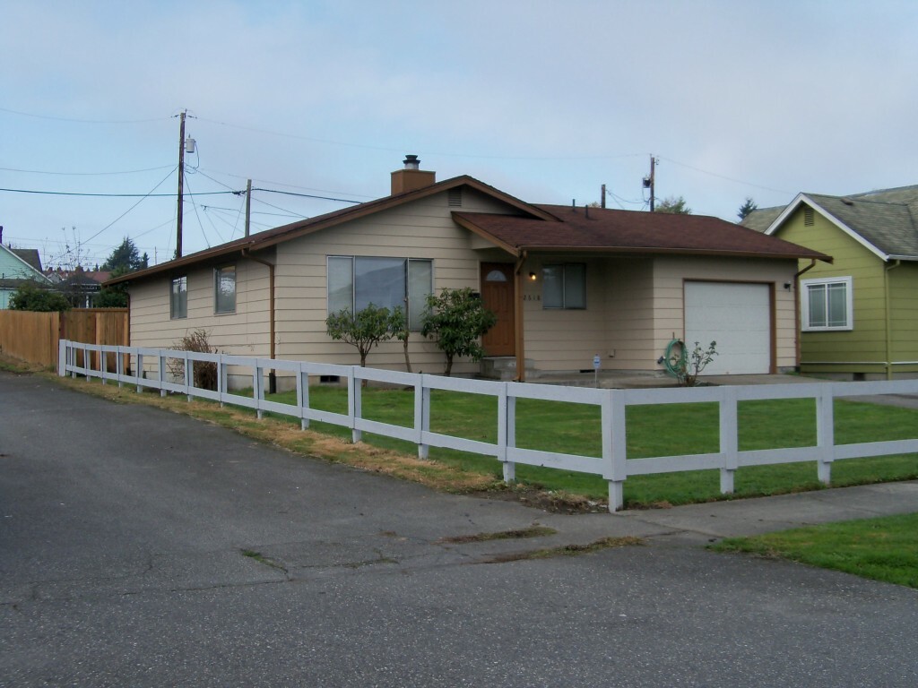 Property Photo:  2618 Chestnut St  WA 98201 