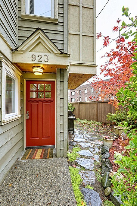 Property Photo:  923 Belmont Ave E  WA 98102 