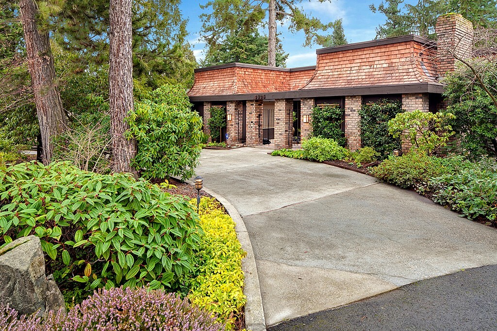 Property Photo: 6535 NE Windermere Rd WA 98105