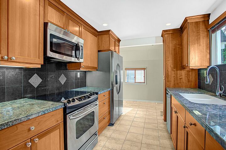 Property Photo:  7550 Ravenna Ave NE  WA 98115 