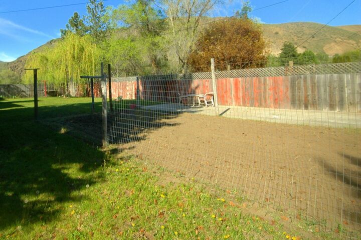 Property Photo:  306 Canyon St  WA 98856 