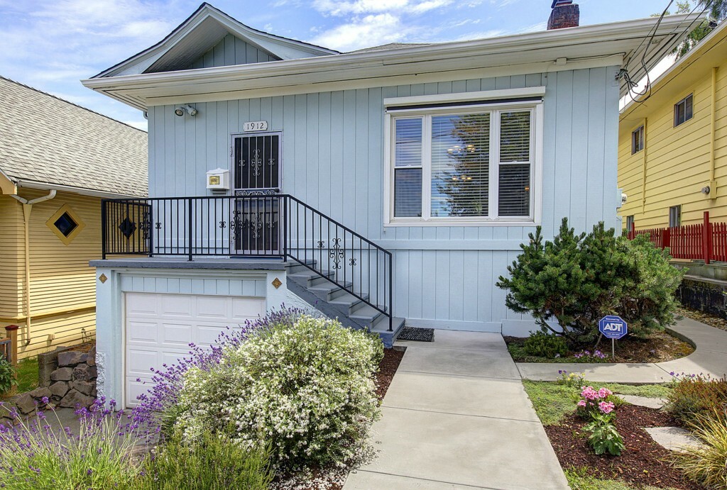 Property Photo:  1912 Nob Hill Ave N  WA 98109 