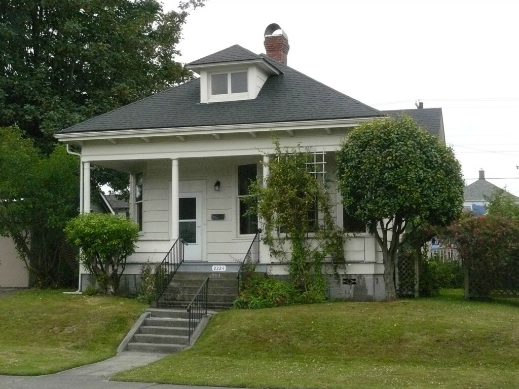 Property Photo: 2224 Hoyt Ave WA 98201