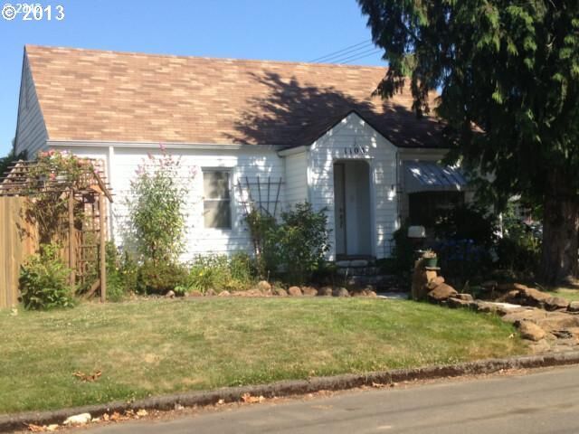 Property Photo:  1108 NW Elm St  OR 97128 