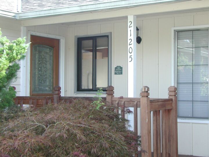 Property Photo: 21205 4th Ave W WA 98021