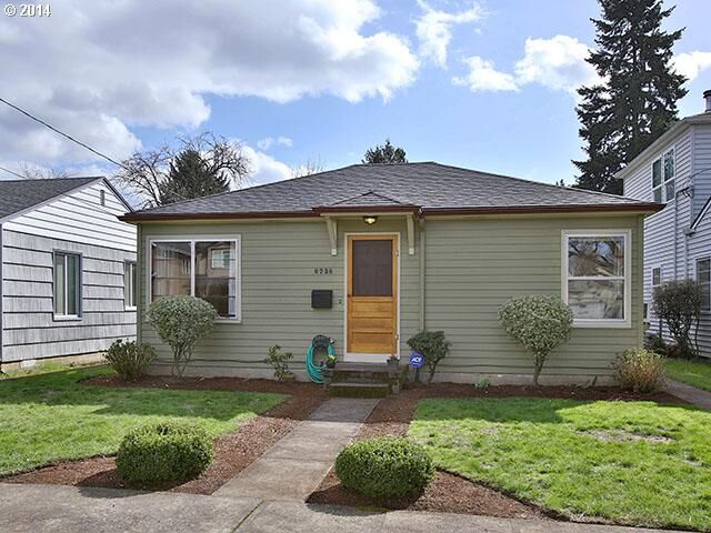 Property Photo:  6738 SE Ramona St  OR 97206 