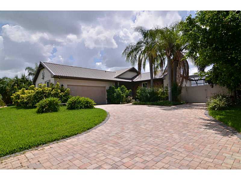 Property Photo:  820 Chipaway Drive  FL 33572 