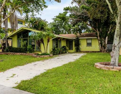 Property Photo: 653 Avenida Del Norte FL 34242