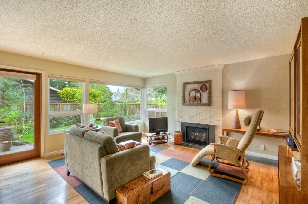 Property Photo:  10633 NE 45th St  WA 98033 