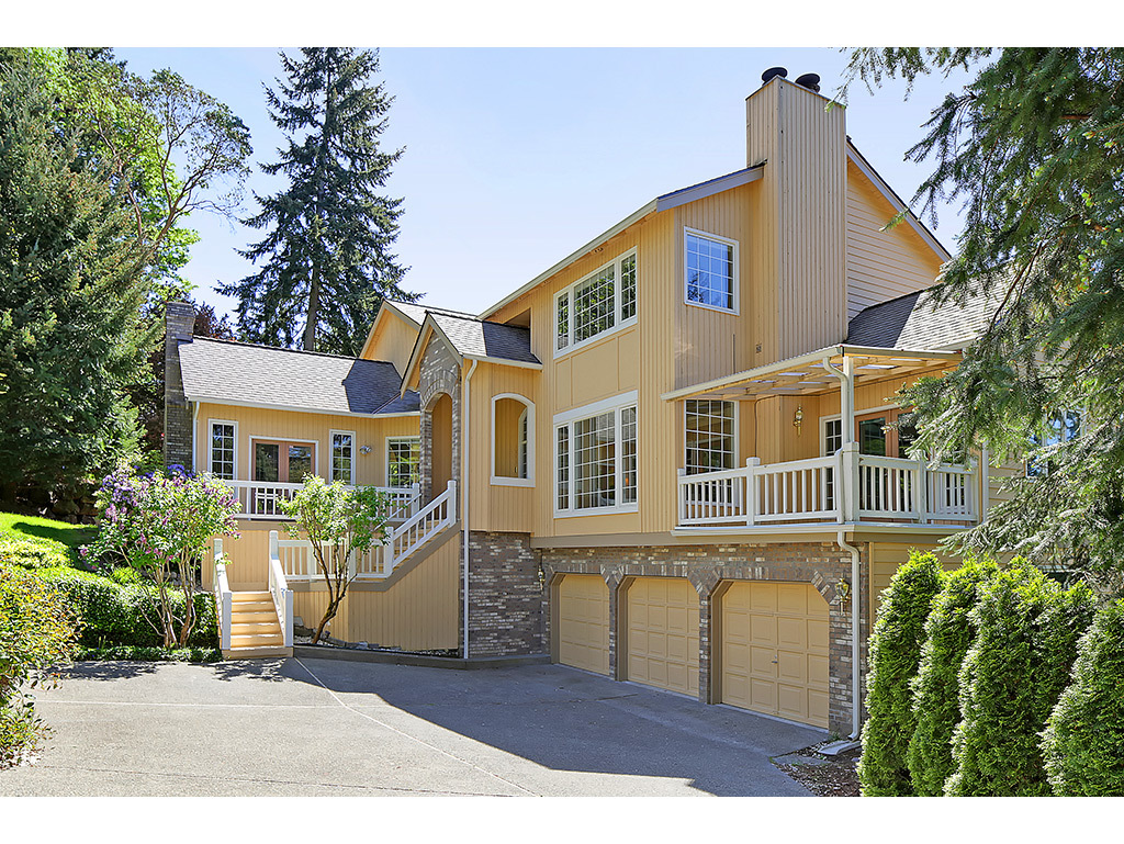 Property Photo: 1043 106th Ave SE WA 98004