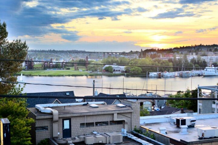 Property Photo:  2618 Eastlake Ave E A  WA 98102 