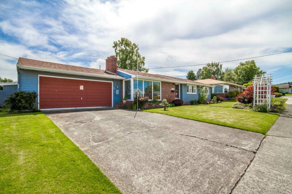 Property Photo:  1307 27th St  WA 98221 