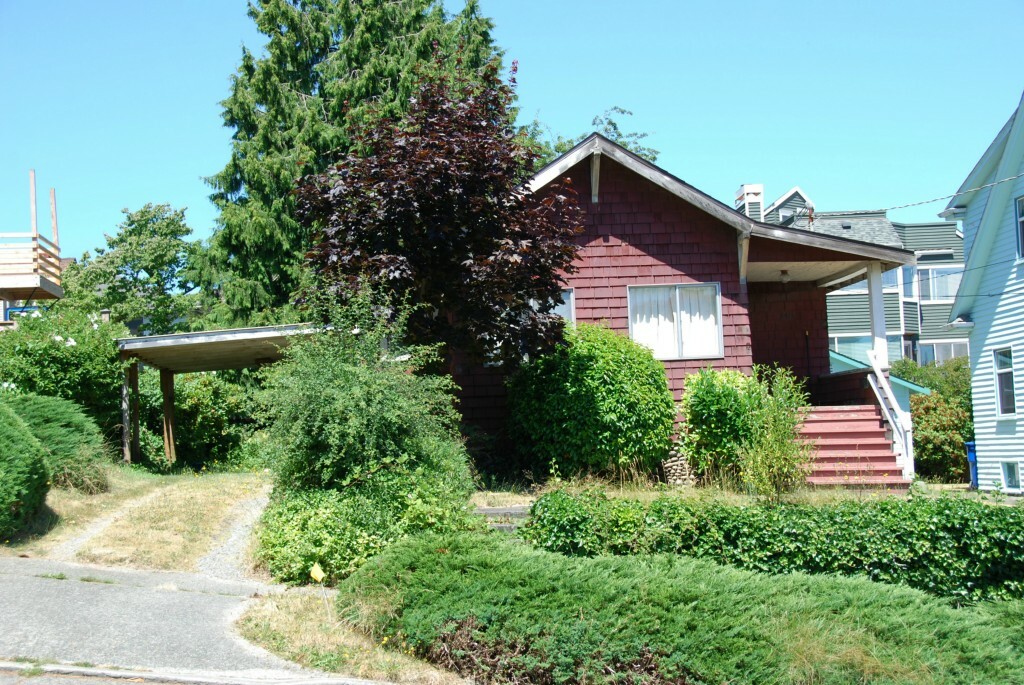 Property Photo:  2414 W Newton St  WA 98199 