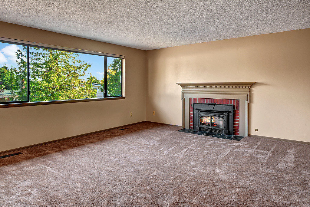 Property Photo: 5504 215th St SW WA 98043