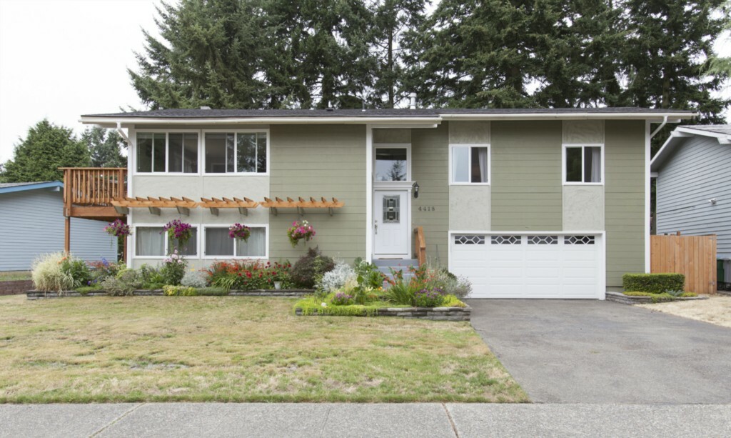 Property Photo:  4418 NE 17th St  WA 98059 