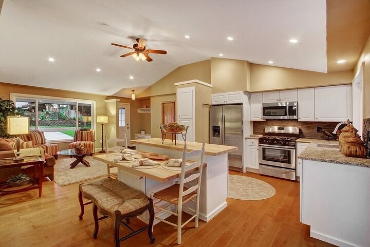 Property Photo:  819 211th Place NE  WA 98074 