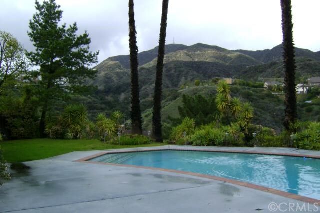 Property Photo: 1710 Heather Ridge Drive CA 91207