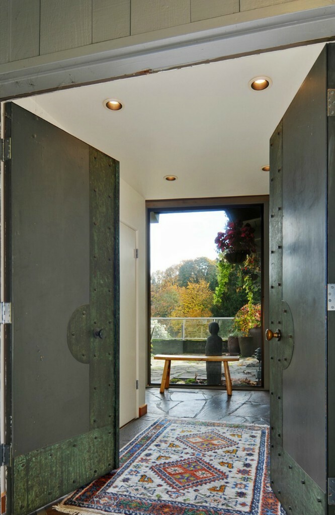 Property Photo: 2320 Delmar Dr E WA 98102
