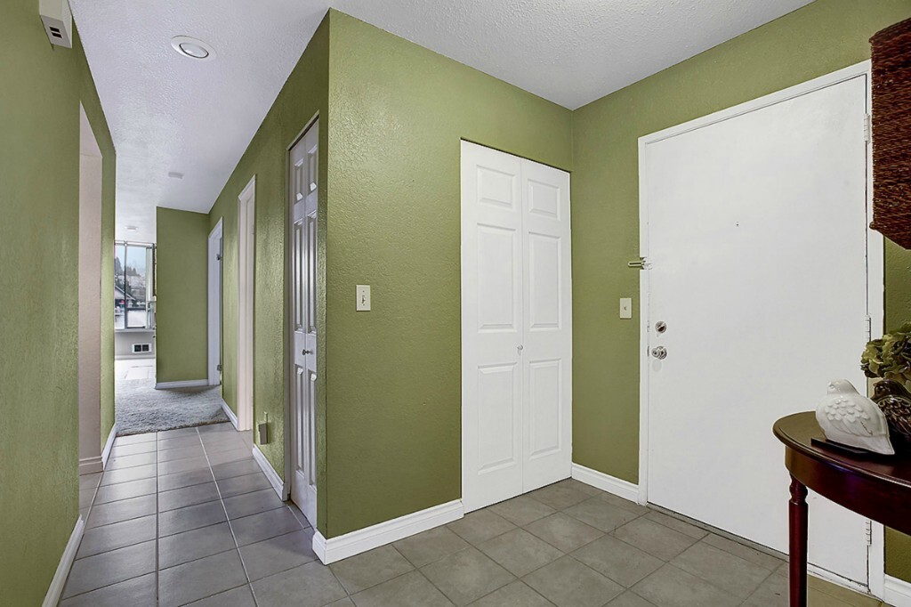 Property Photo:  7 Lake Bellevue Dr 107  WA 98005 