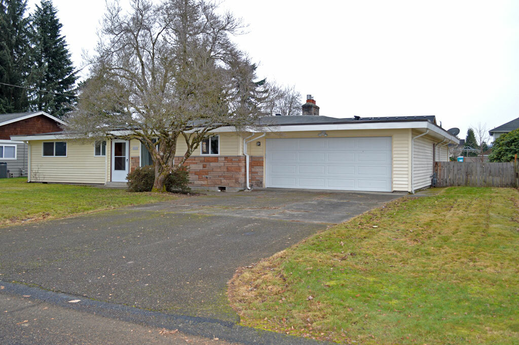 Property Photo:  1618 13th Ave NW  WA 98371 