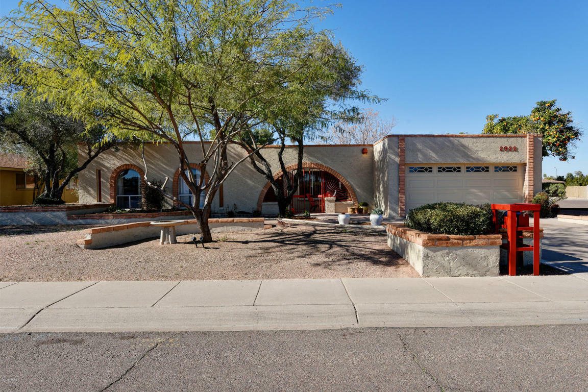 Property Photo:  2922 E Laurel Lane  AZ 85028 