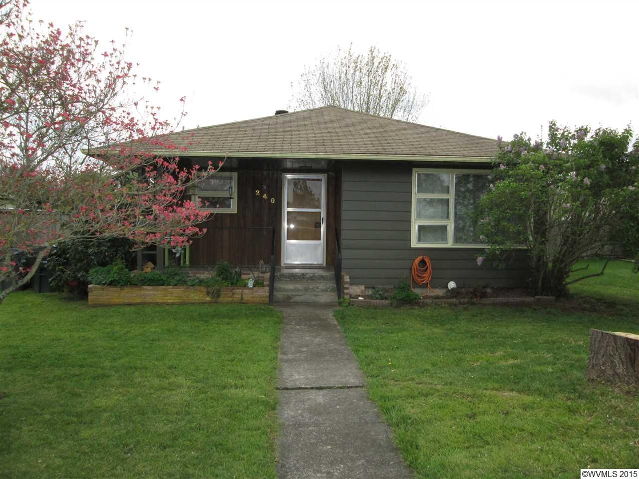 Property Photo:  240 University St  OR 97352