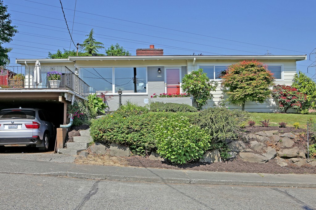 Property Photo:  9237 Spear Place S  WA 98118 