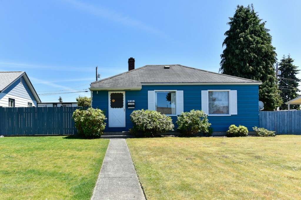 Property Photo: 1815 Pine St WA 98201