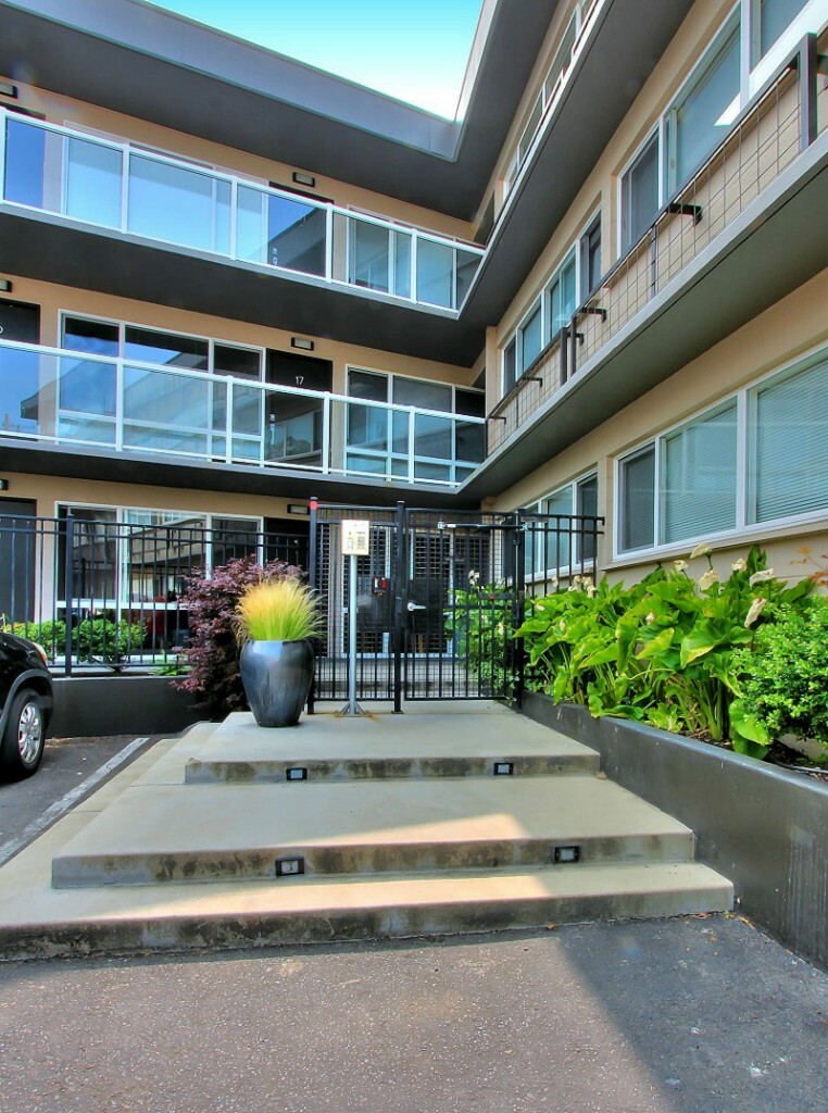 Property Photo:  3151 Alki Ave SW 40  WA 98116 