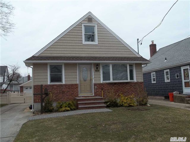 Property Photo:  299 Pennsylvania Avenue  NY 11501 