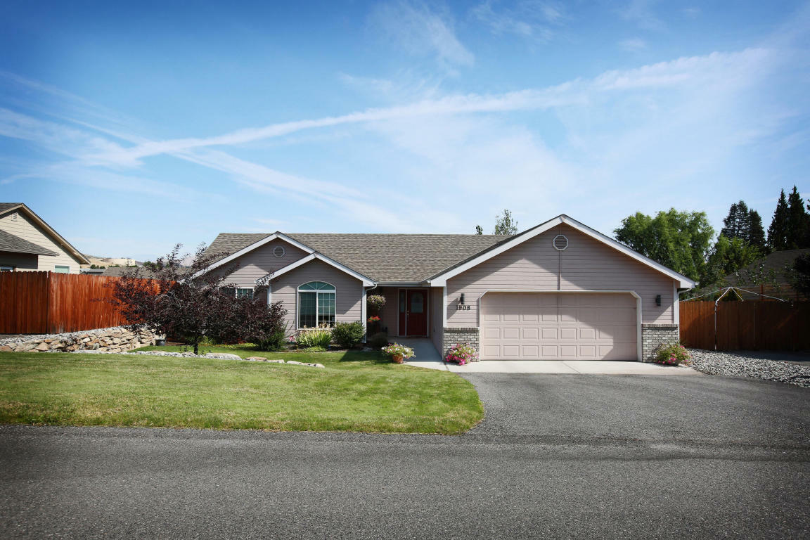 Property Photo:  1908 Grandview Loop  WA 98801 