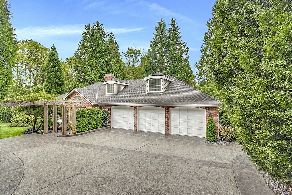 Property Photo:  7675 NE 14th St  WA 98039 