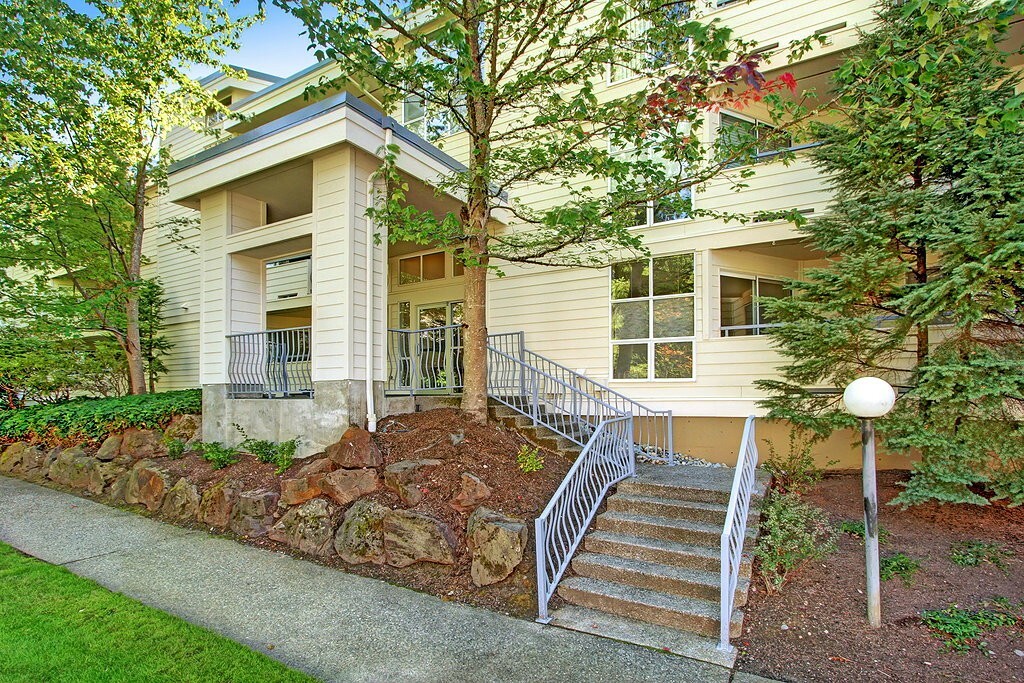 Property Photo:  424 102nd Ave SE 208  WA 98004 