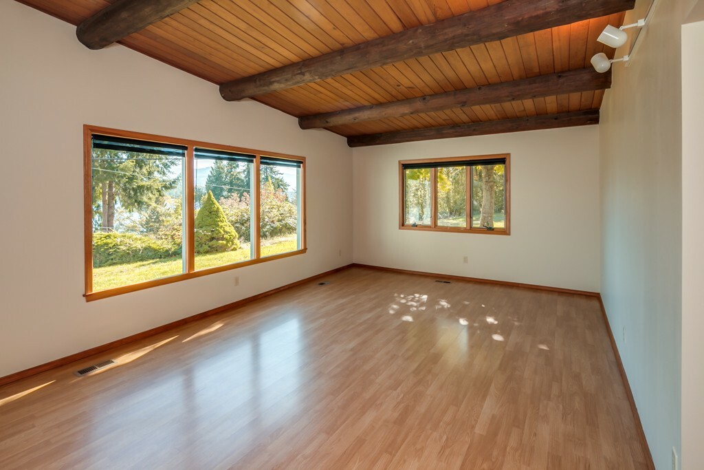 Property Photo: 1901 Lakeside Ave WA 98229