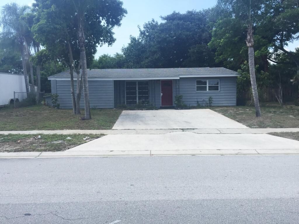Property Photo:  8782 SE Parkway Drive  FL 33455 