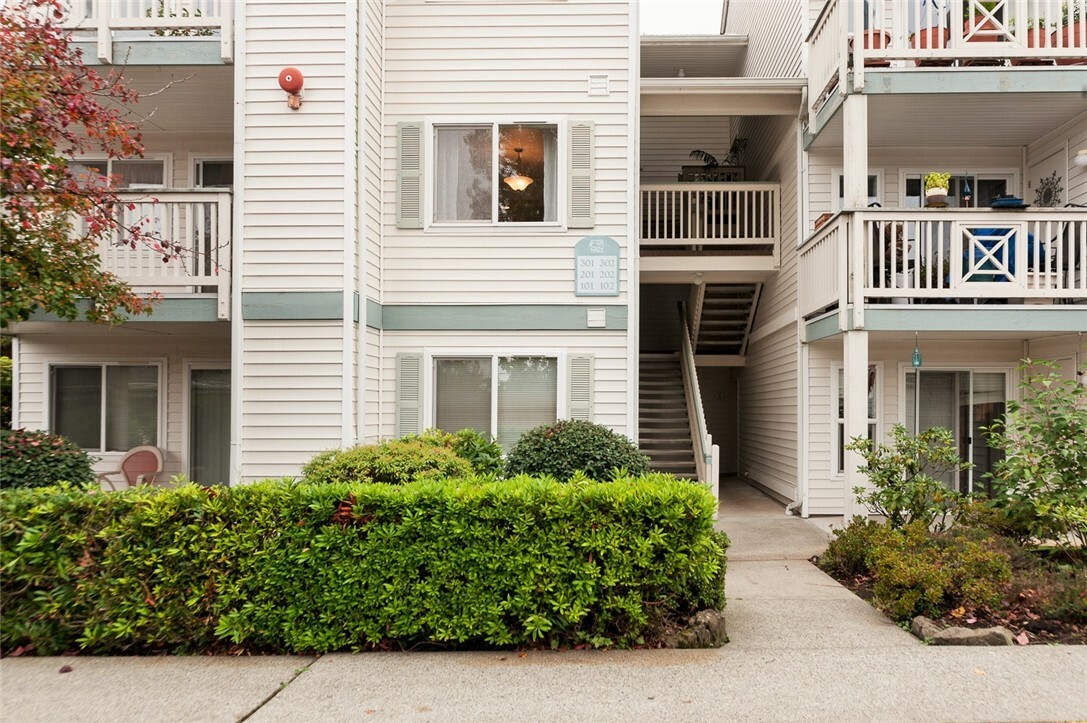 Property Photo:  9910 NE 137th St A201  WA 98034 