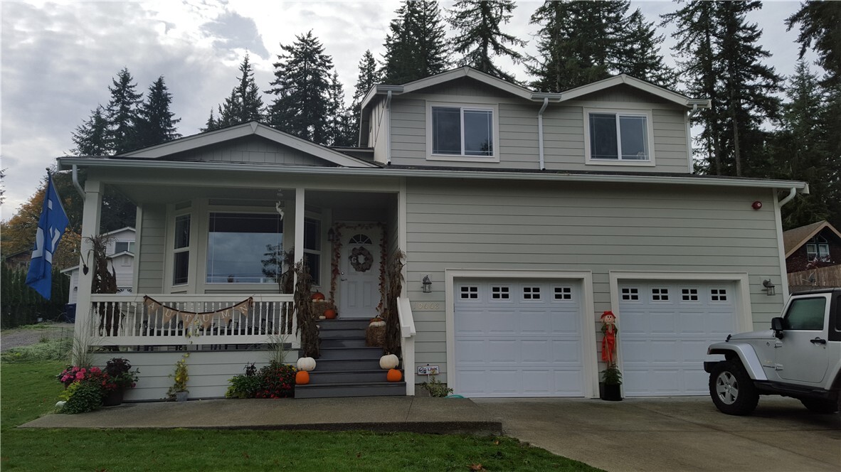Property Photo: 10668 E Lake Joy Dr NE WA 98014