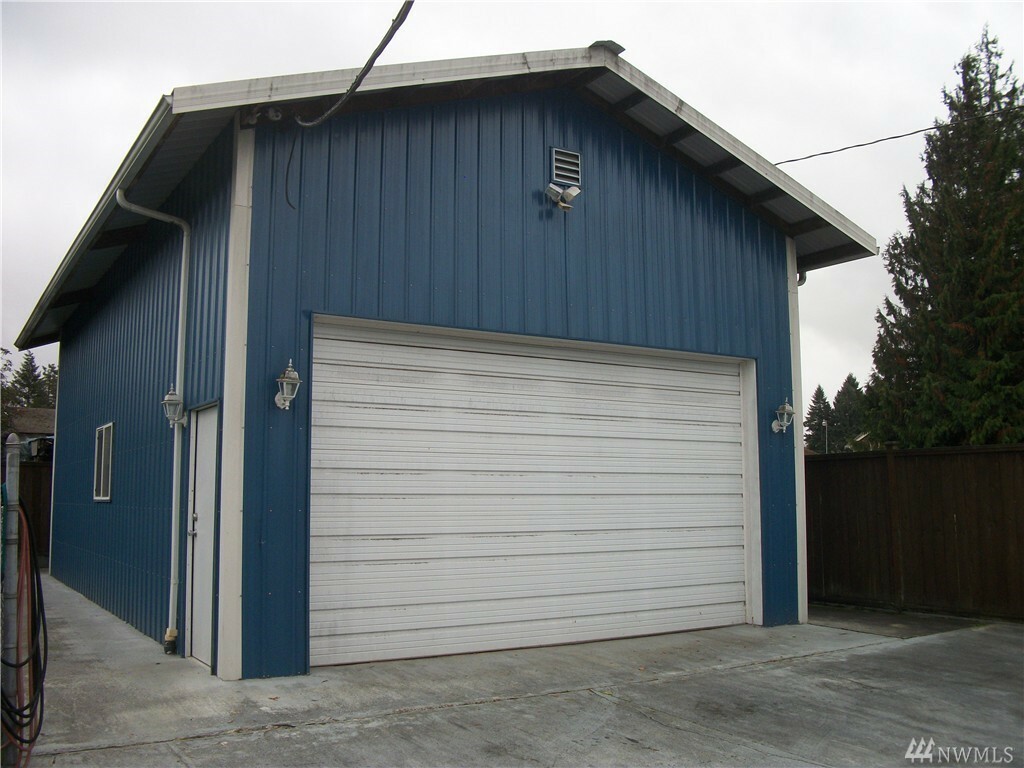 Property Photo:  800 26th St SE  WA 98002 