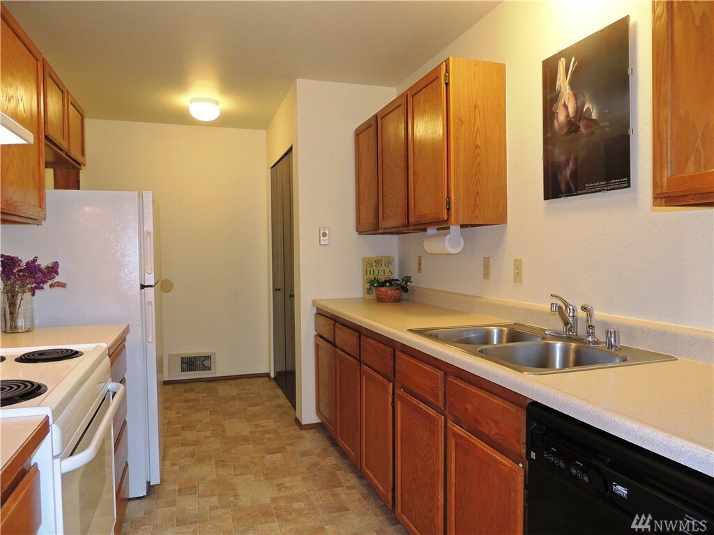 Property Photo:  906 S 22nd Ct  WA 98274 