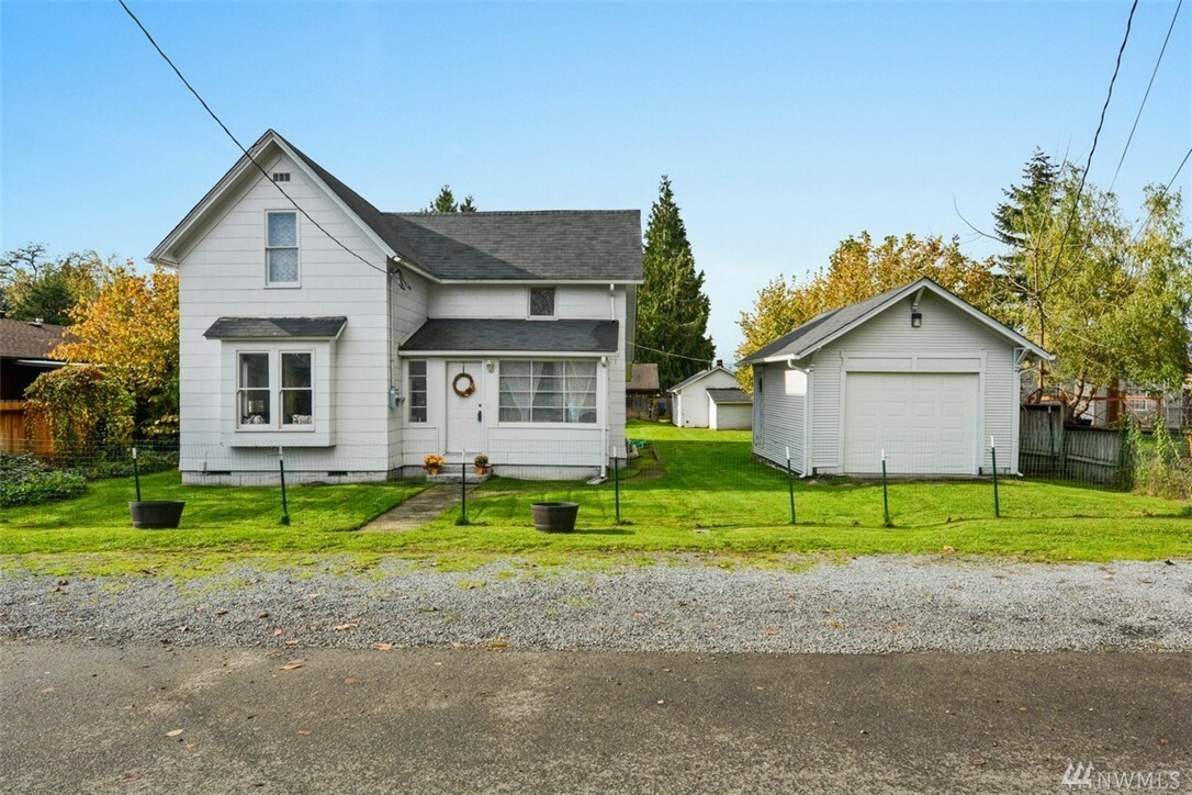 Property Photo:  602 16th St SE  WA 98372 