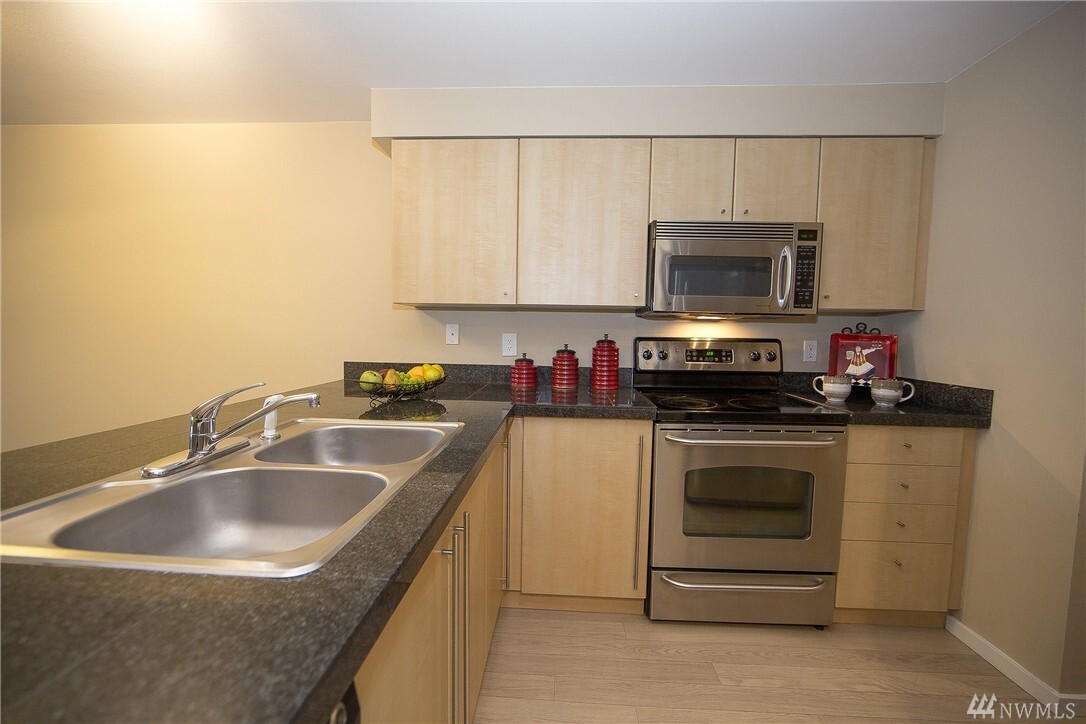 Property Photo: 11307 NE 128th St G-203 WA 98034