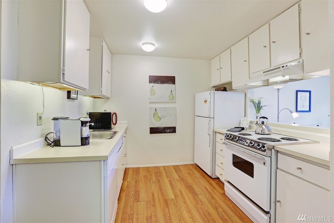 Property Photo: 762 Hayes St 16 WA 98109